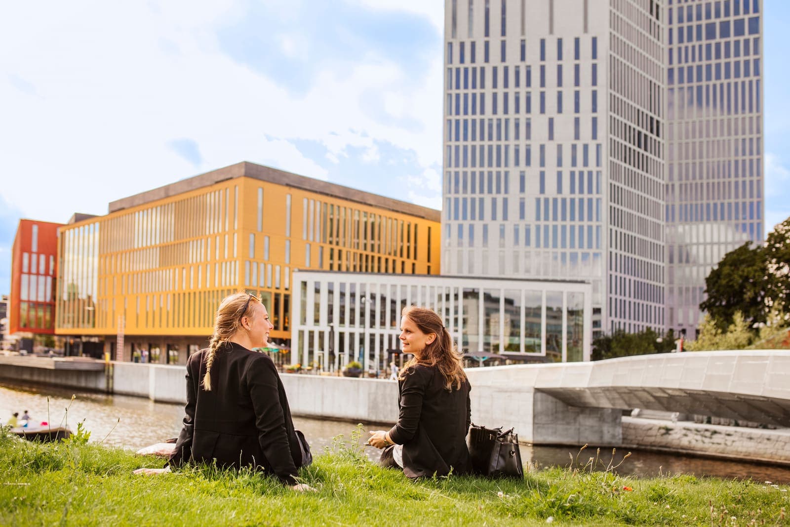 Twee collega's in gesprek buiten een kantoorgebouw
