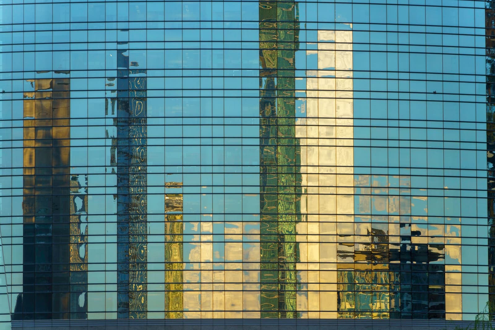 Moderne kantoorgebouwen met rustige glazen gevels