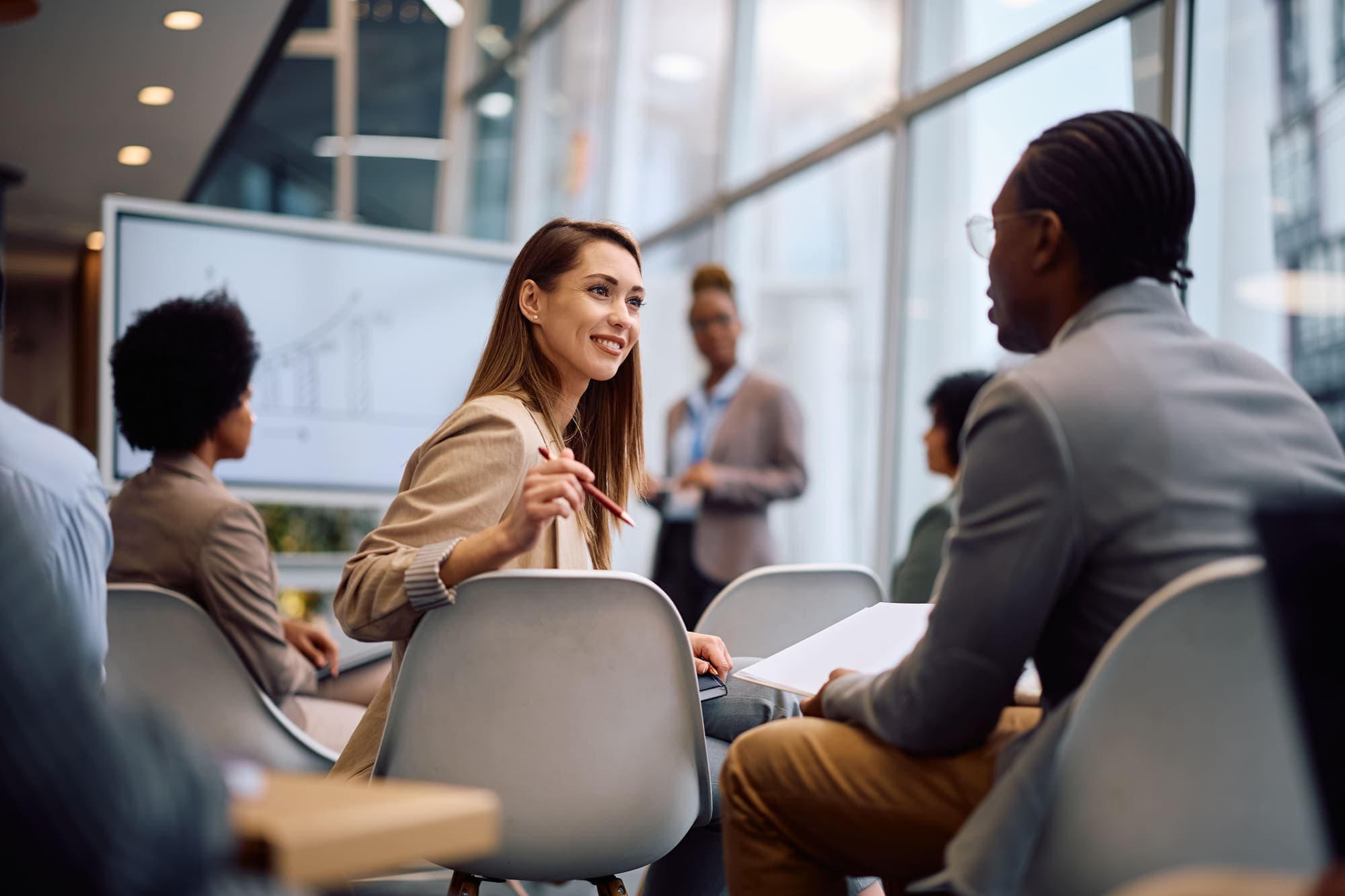 Een medewerker in gesprek in een licht kantoor