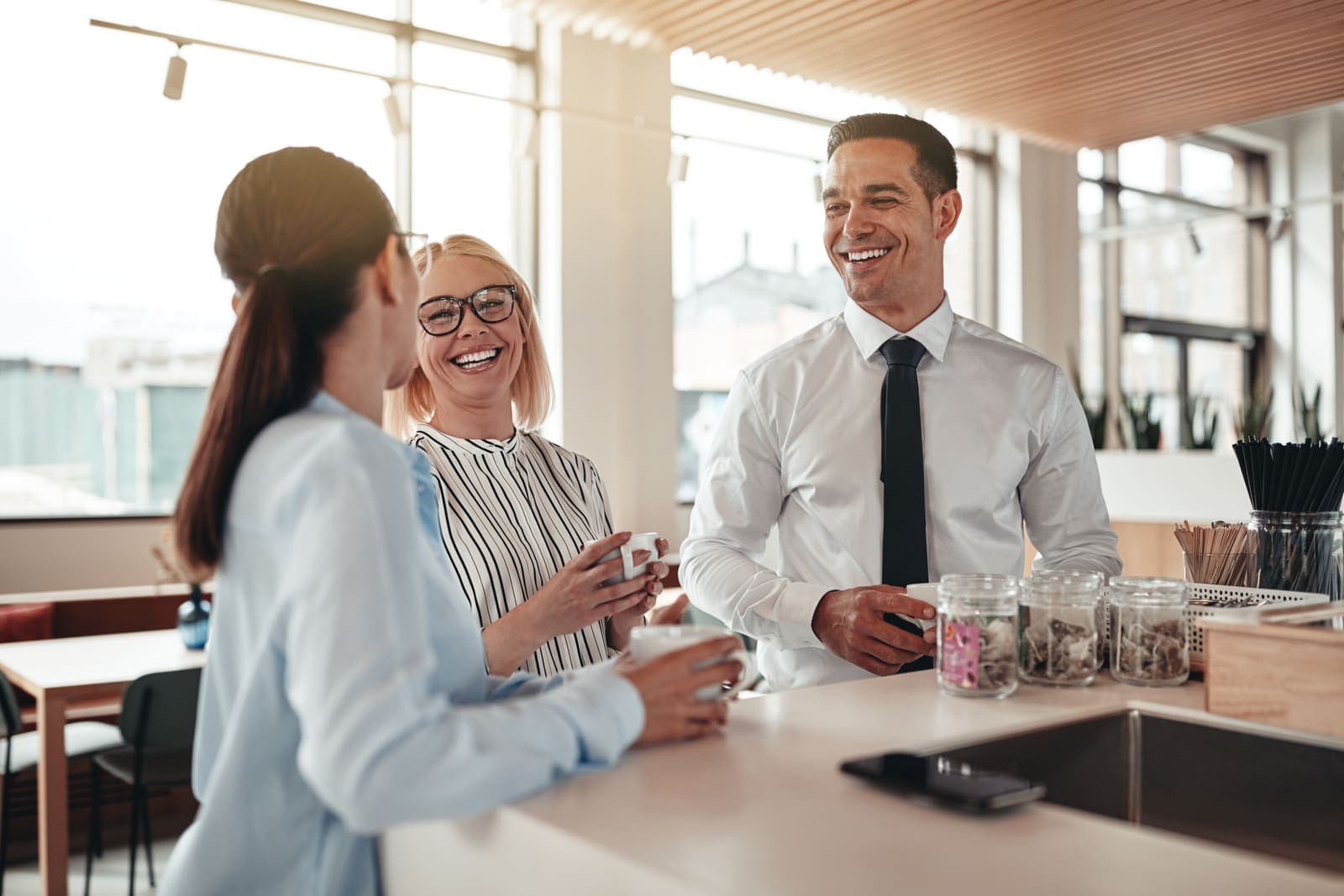 Collega's met een open, hartelijke sfeer op het werk