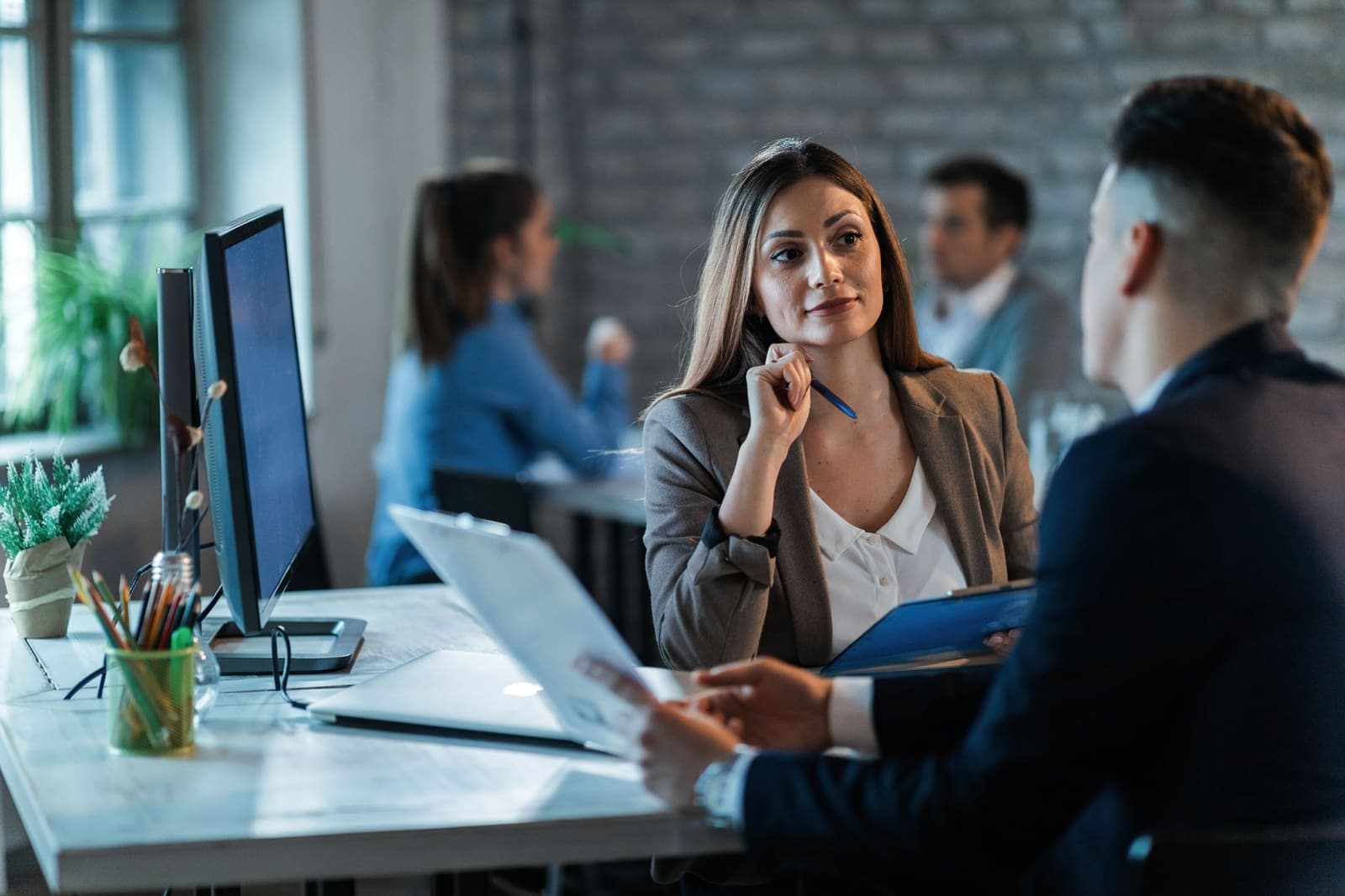 Collega's werken samen op kantoor