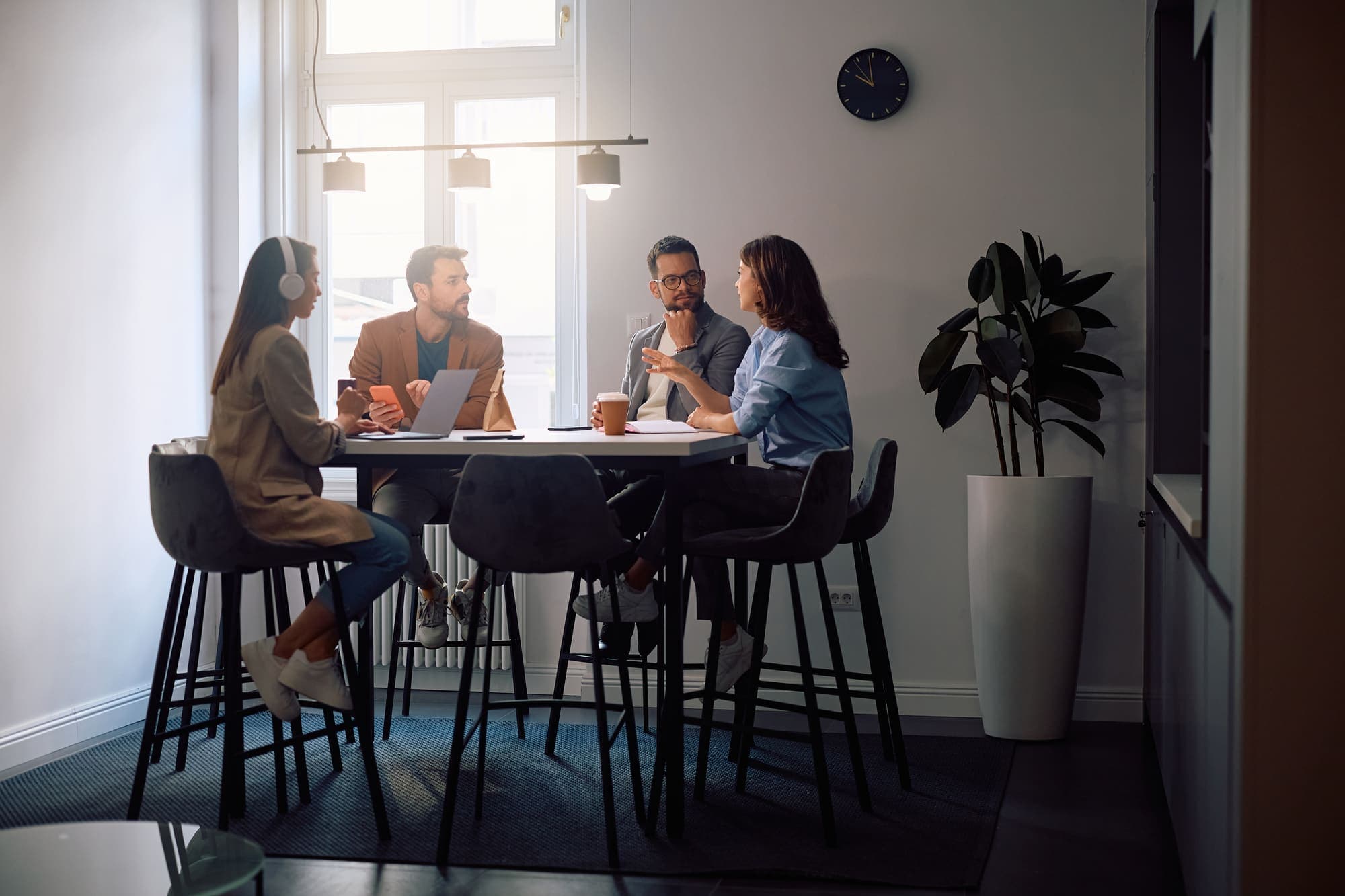 Collega's in overleg aan een tafel bij het raam
