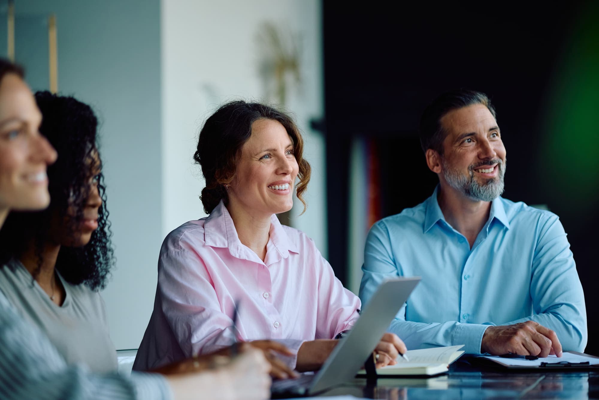 Collega's in een licht kantoor tijdens een overleg