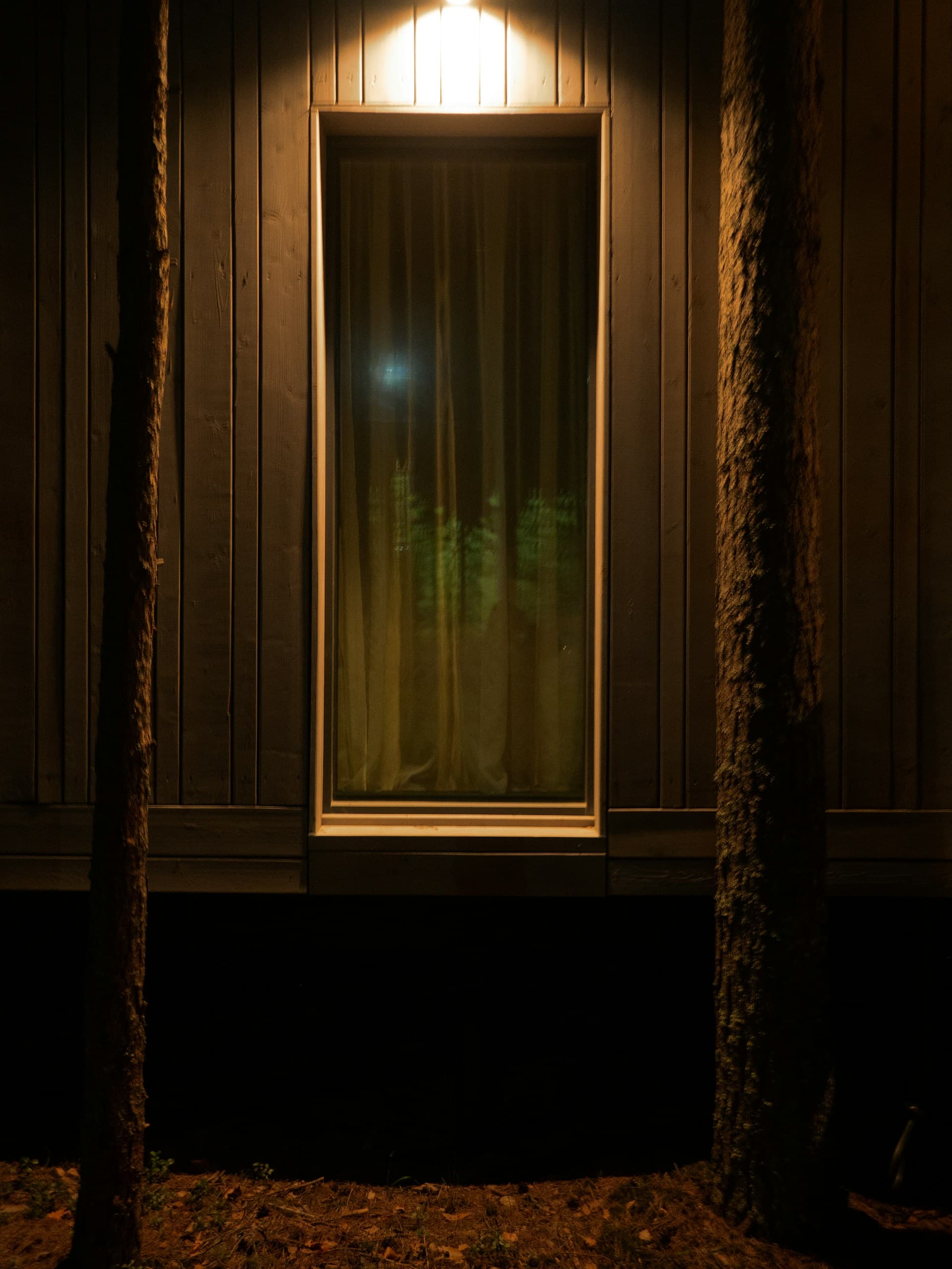 Verlicht raam in de avond