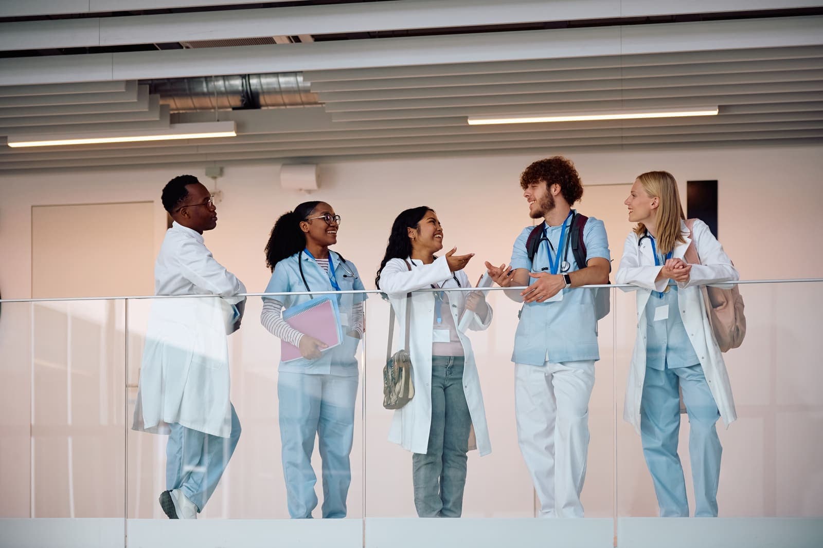 Zorgcollega's in gesprek na een dienst